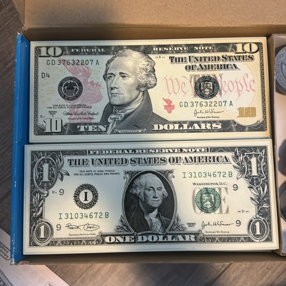 Big money, magnetic coins, and bills - Picture 8 of 9